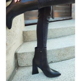 Botas pretas em um poste em forma de triângulo preto 2