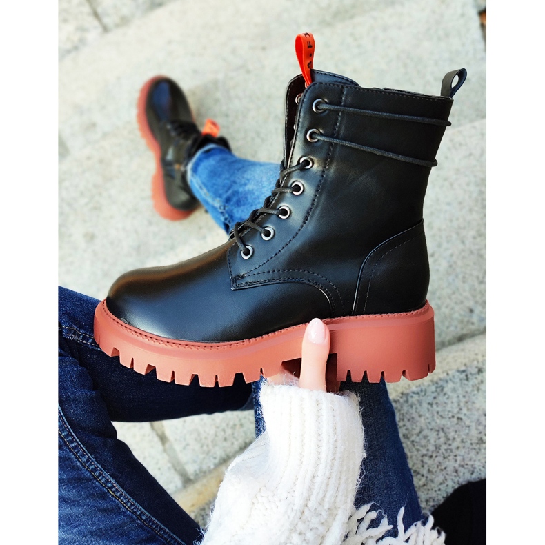 Trabalhadoras negras com uma adição colorida preto 2 Trabalhadoras negras com uma adição colorida preto 2