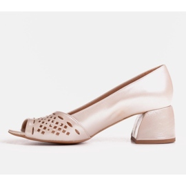 Marco Shoes Bombas bege com frente perfurada decorativa 1