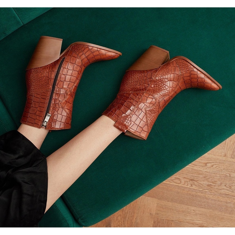 Marco Shoes Botas de cowboy femininas feitas de couro natural com relevo marrom 1
