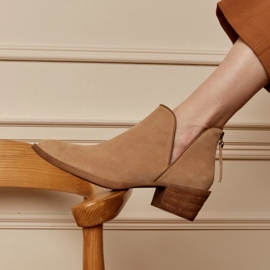 Marco Shoes Botas de couro natural com corte em V bege 1