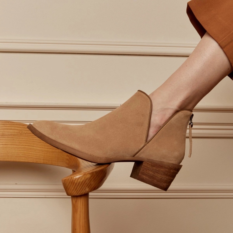 Marco Shoes Botas de couro natural com corte em V bege 1