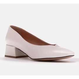 Marco Shoes Bombas feitas de couro granulado branco com decote em V 2