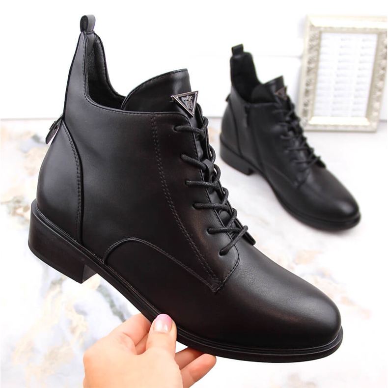 Botins pretos com salto baixo e isolamento por Filippo DBT4822 1