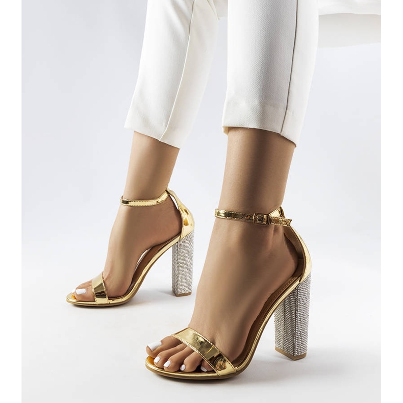 Sandálias douradas em poste decorativo Rette dourado 1