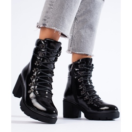 Botas femininas de trabalho isoladas em couro ecológico envernizado preto 1