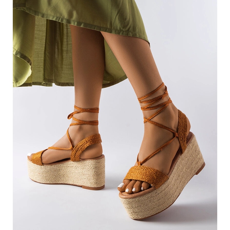 Alpercatas marrons na plataforma Silvetta marrom 2
