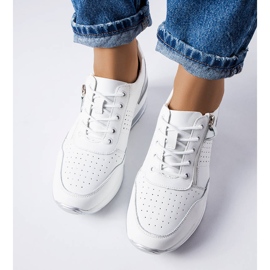 Sapato branco Jazzar em couro vazado 1