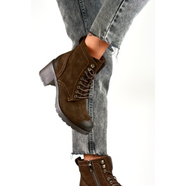 Botins femininos em camurça castanha com atacadores castanho 2