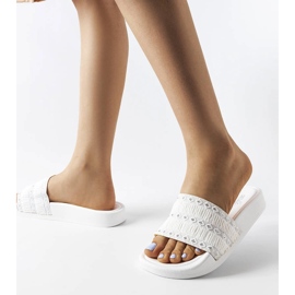 Sliders brancos decorados com babados por Ernest 2