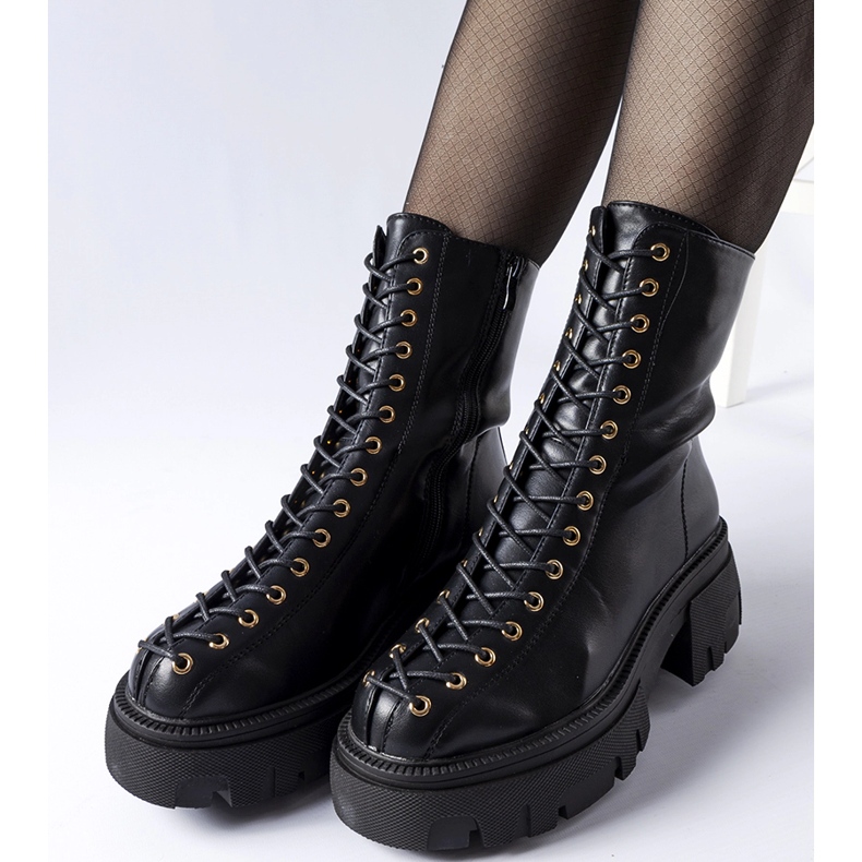 Botas isoladas pretas decoradas com encadernação Amla preto 1