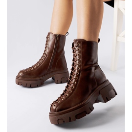 Botas isoladas marrons com amarração Amla castanho 1