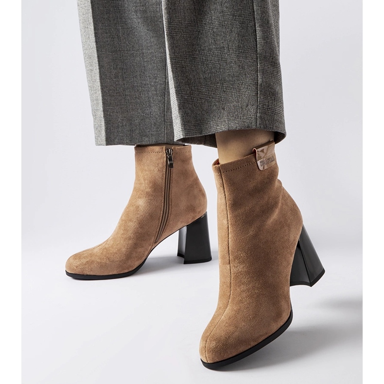 Botins elegantes bege de Serbadone 1