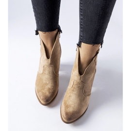 Botas de cowboy isoladas com recorte bege da Brunilde 1