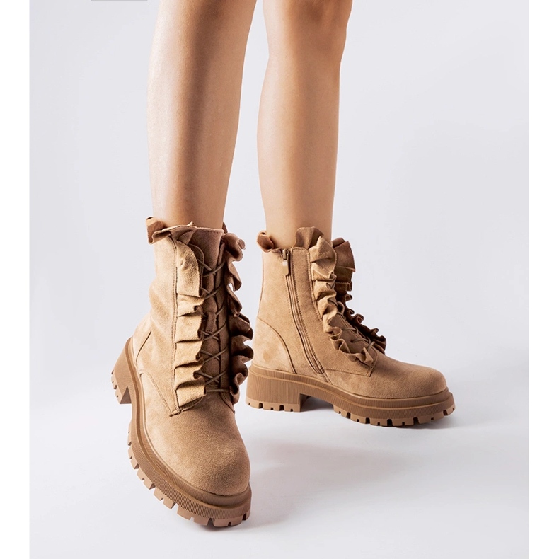 Botins bege com babados, camurça ecológica Sterpito 1