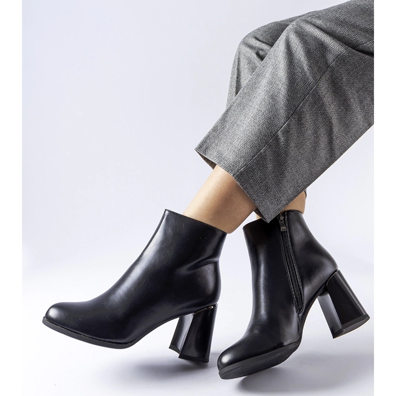 Botins pretos com isolamento e salto Clivi decorativo 1