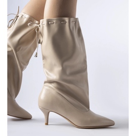 Botas bege com salto baixo da Deserres 1