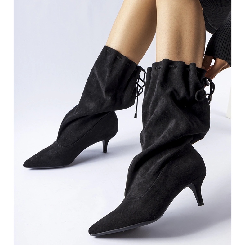 Botas slip-on em camurça ecológica preta com salto alto preto 1 Botas slip-on em camurça ecológica preta com salto alto preto 1