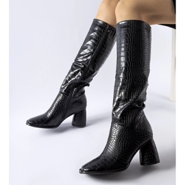Botas pretas decoradas com relevo do Conselho preto 1