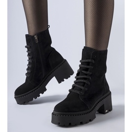 Botas pretas isoladas com poste Karino preto 1