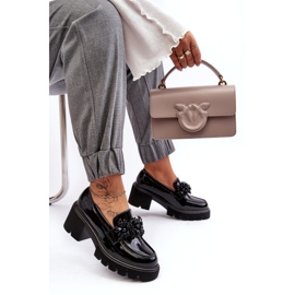 Sapatos femininos de couro envernizado com decoração, pretos 2