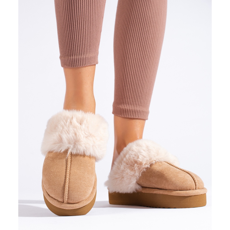 Brinquedos macios e bege na plataforma Shelovet 1