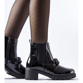 Botins pretos de couro envernizado com isolamento e fivela 1 Botins pretos de couro envernizado com isolamento e fivela 1