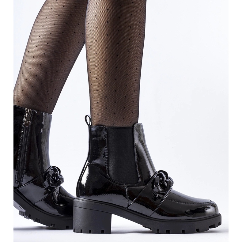 Botins pretos de couro envernizado com isolamento e fivela 1 Botins pretos de couro envernizado com isolamento e fivela 1