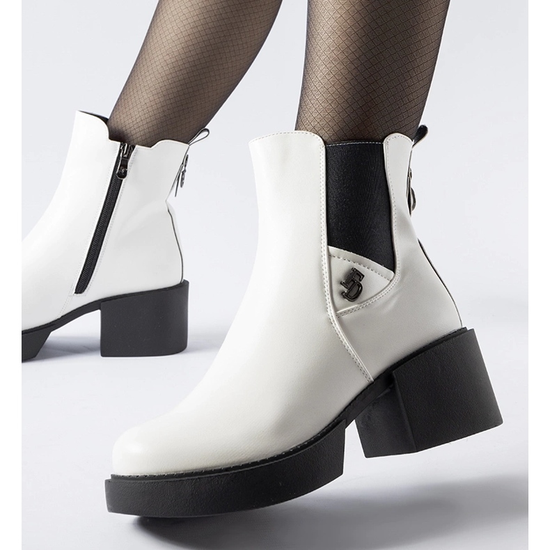 Botas brancas com isolamento e bloco enorme branco 1