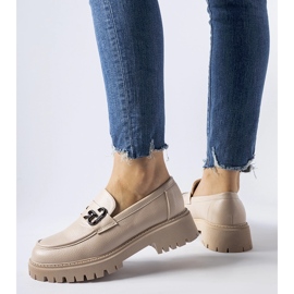 Mocassins clássicos bege com fivela 2 Mocassins clássicos bege com fivela 2