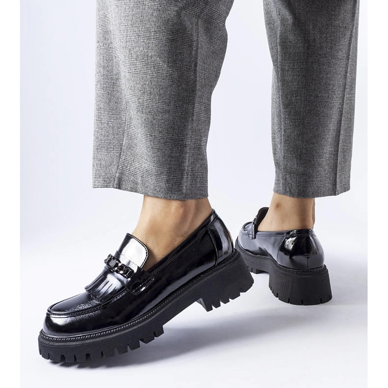 Mocassins pretos envernizados com fivela da Agordina 1