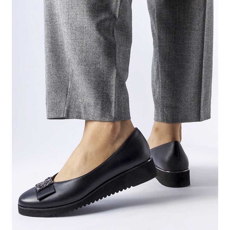 Sapatilhas pretas com laço na cunha preto 1