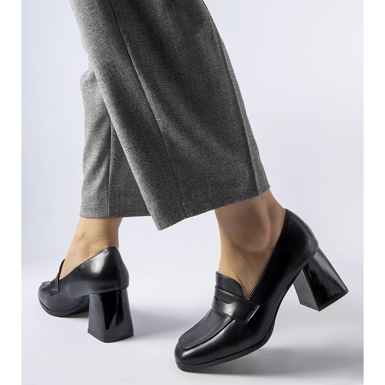 Sapatos pretos com salto Beroide patenteado 1