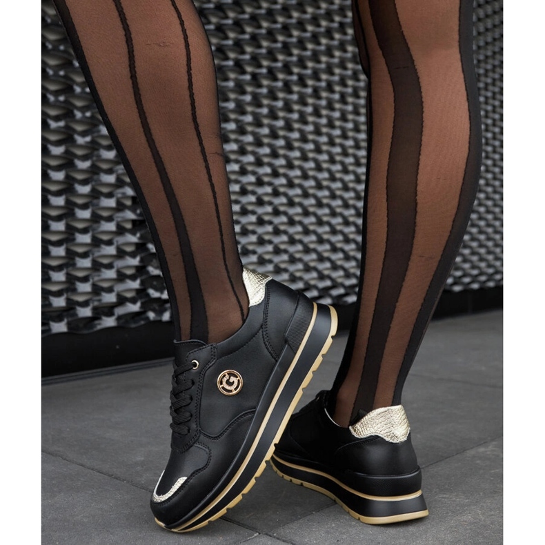 Sapatos de couro preto com strass 1