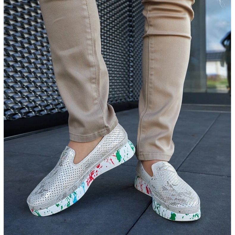 Sapatos bege com cunha colorida 1