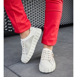 Tênis de couro bege com strass 2