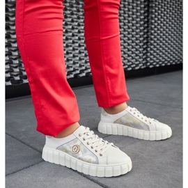 Tênis de couro bege com strass 1 Tênis de couro bege com strass 1