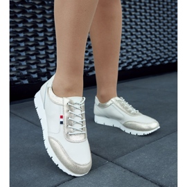 Tênis feminino de couro bege Adelfo 1