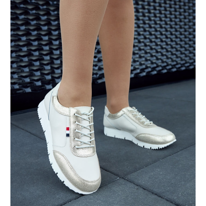 Tênis feminino de couro bege Adelfo 1