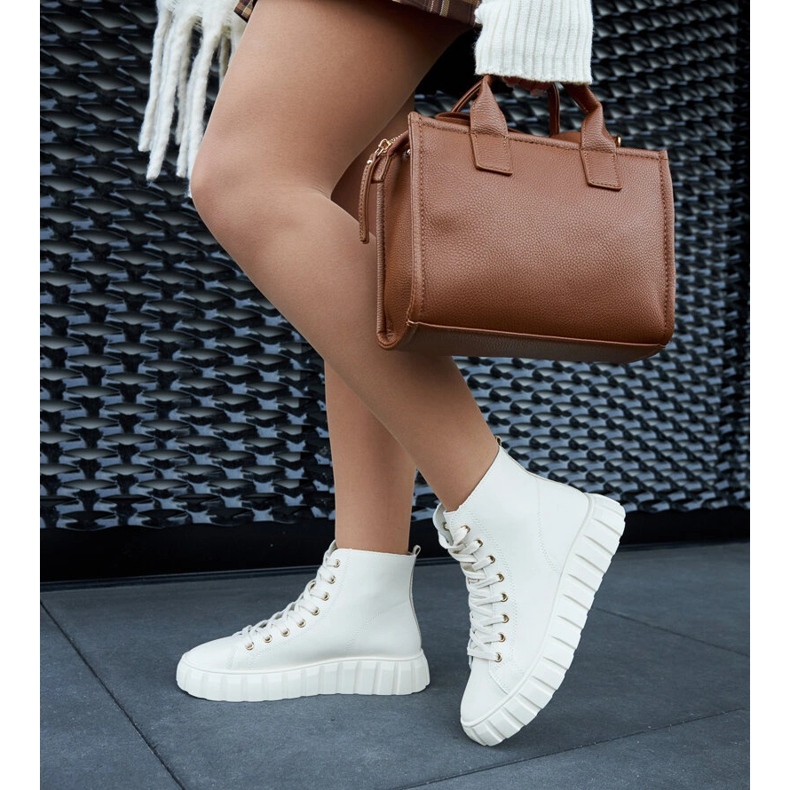 Tênis longo de couro bege 1