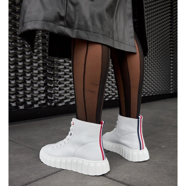 Inna Tênis longo de couro branco Carassai 2