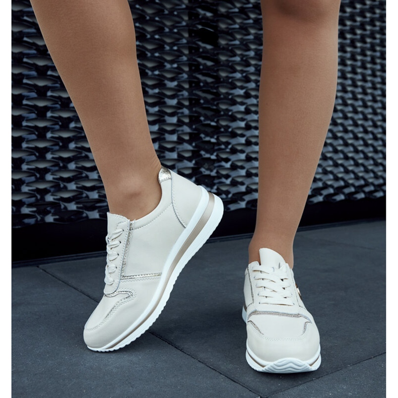 Tênis de couro bege com strass 1 Tênis de couro bege com strass 1