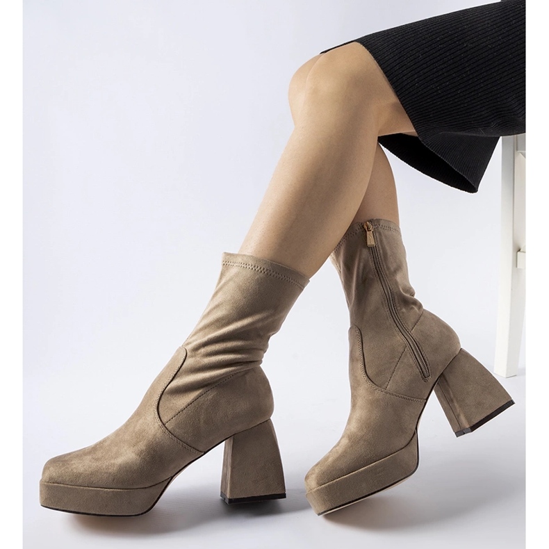 Botins castanhos no poste marrom 1