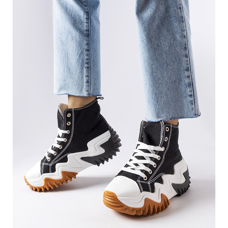 Tênis preto com sola grossa da Toro 1