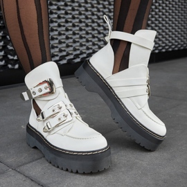 Botins brancos na plataforma Lograto 1