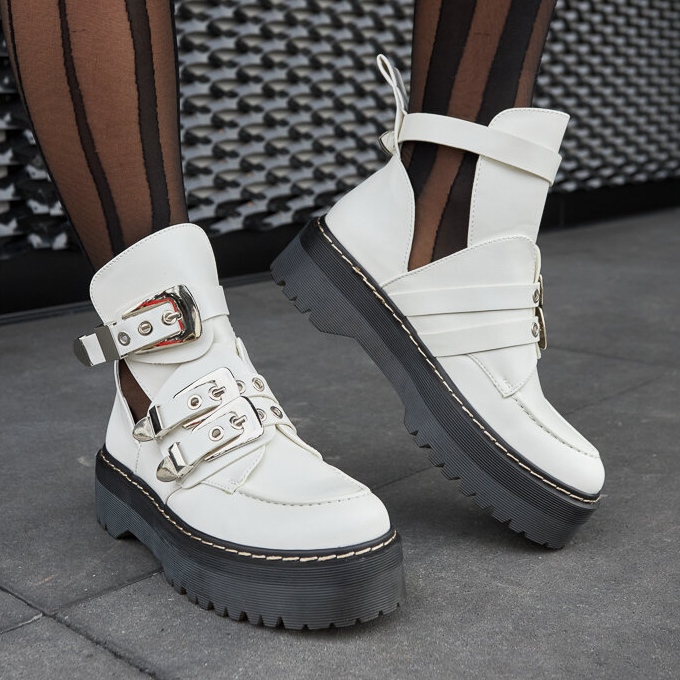 Botins brancos na plataforma Lograto 1