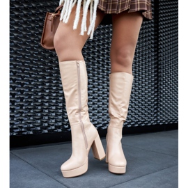 Botas bege com plataforma e salto da Zoccorino 2