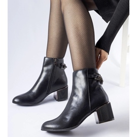 Botins pretos decorados com corrente Fenughedu 1