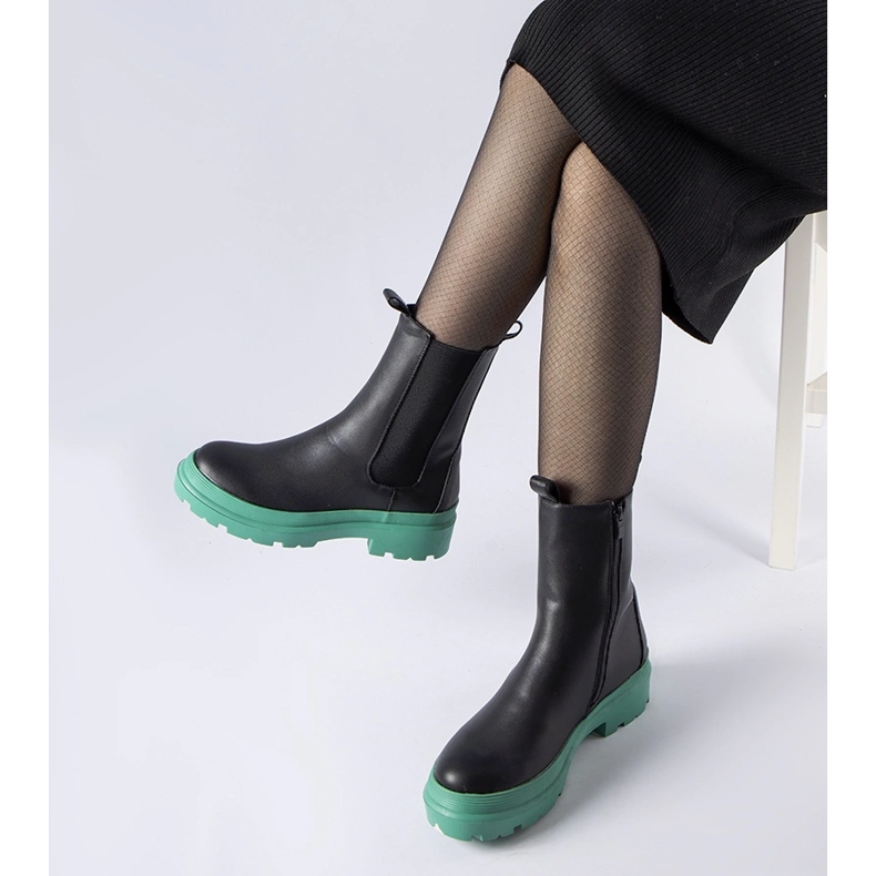 Botas pretas em uma sola verde preto 1
