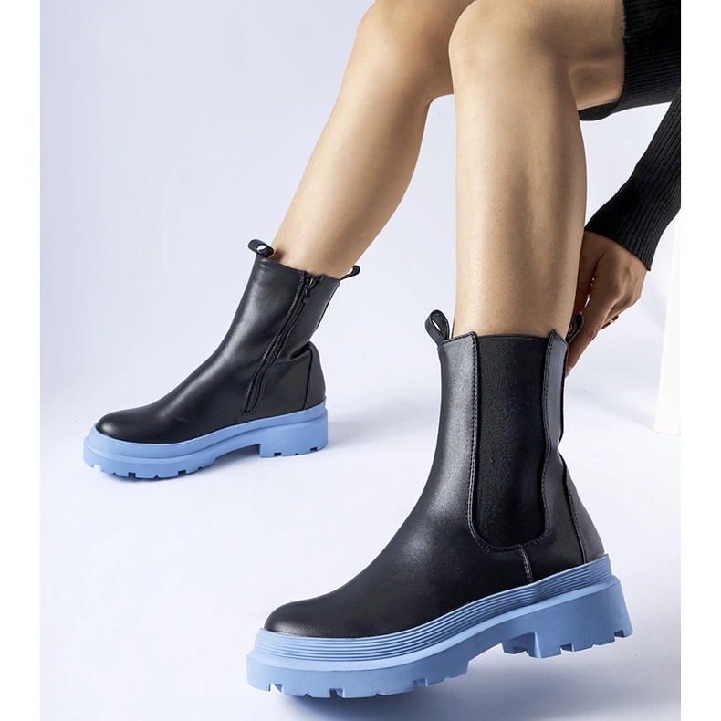 Sapatos pretos de Georgette com sola azul 1